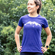 Women's Everyday Runners Tee - Trail Runner in the Mountains