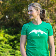 Women's Everyday Runners Tee - Trail Runner in the Mountains